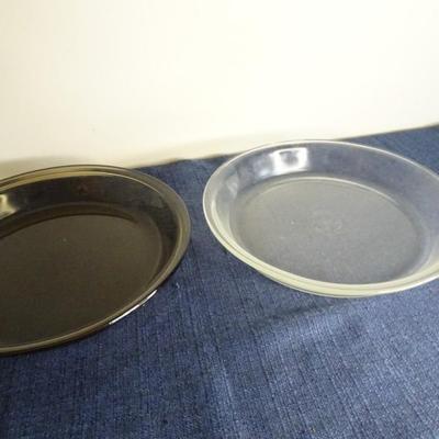 LOT 181. PYREX PIE PLATES AND KITCHEN ITEMS