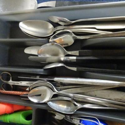LOT 182. KITCHEN ITEMS AND FLATWARE