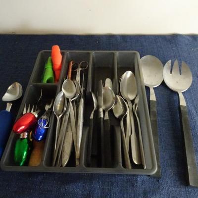 LOT 182. KITCHEN ITEMS AND FLATWARE