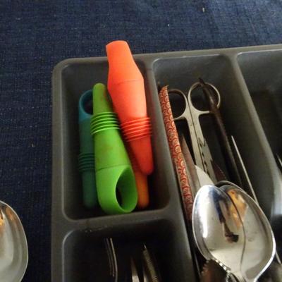 LOT 182. KITCHEN ITEMS AND FLATWARE