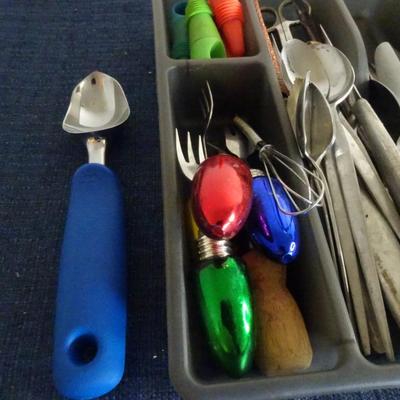 LOT 182. KITCHEN ITEMS AND FLATWARE