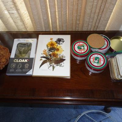LOT 200. COASTERS, HOME DECOR ART AND CELL PHONE CASE