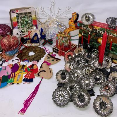 Lot of assorted vintage Christmas tree ornaments