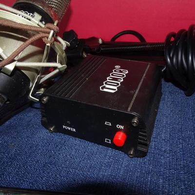 LOT 213  TONOR MICROPHONE AND LED LIGHT