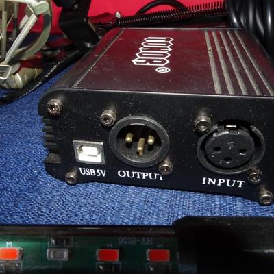 LOT 213  TONOR MICROPHONE AND LED LIGHT