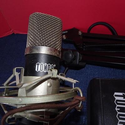 LOT 213  TONOR MICROPHONE AND LED LIGHT