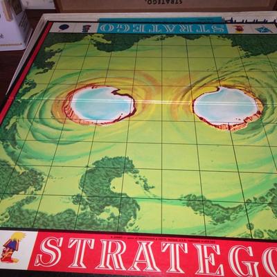 LOT 229. VINTAGE STRATEGO BOARD GAME AND BLOCK GAME