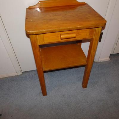 LOT 233. SIDE TABLE