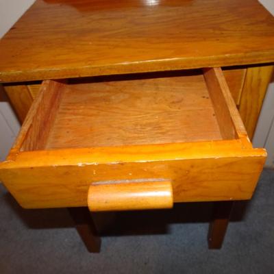 LOT 233. SIDE TABLE