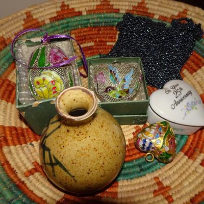 LOT 270. BASKET AND HOME DECOR