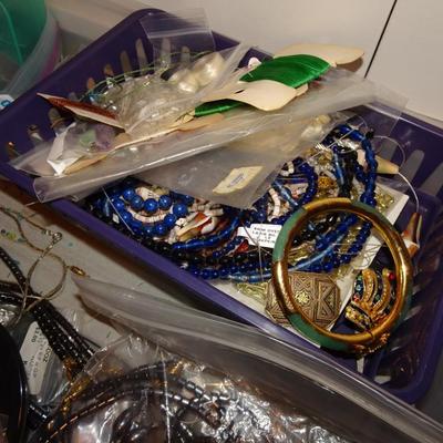 LOT 271. PLASTIC TUB OF JEWELRY MAKING ITEMS AND SOME COSTUME JEWELRY