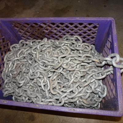 LOT 303. HEAVY CHAIN IN MILK CRATEE