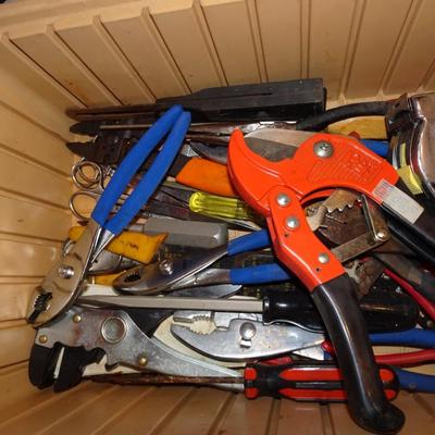 LOT 305. VARIETY OF TOOLS