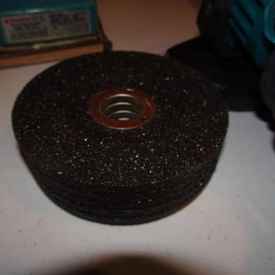 LOT 322. MAKITA DISC GRINDER AND SANDER
