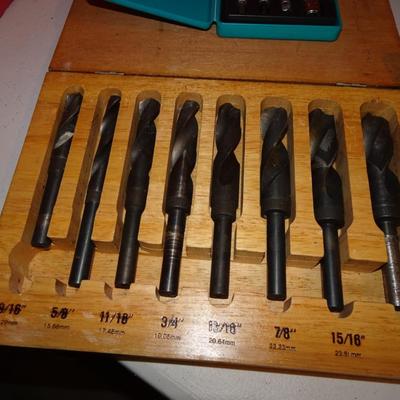 LOT 324 DRILL AND DRILL BITS