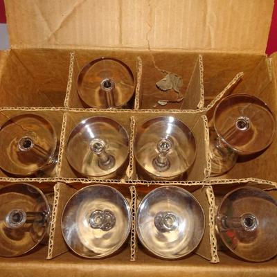 LOT 334. GLASSWARE.