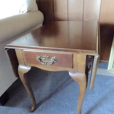 LOT 156. END TABLE