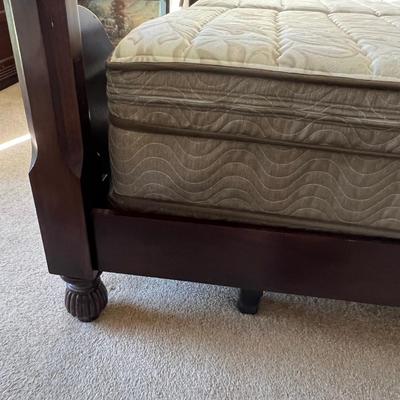 Classic Queen Wood Bed Frame. (BR2-JM)