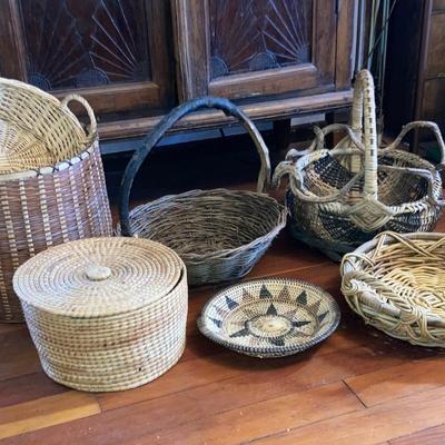 Lot of decorative baskets
