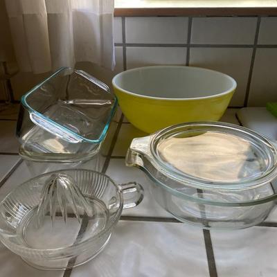 Lot of Pyrex kitchen items