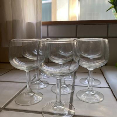 Lot of 6 wine glasses