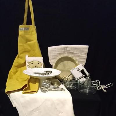 HAND MIXER-MIXING BOWLS-PEDESTAL CAKE STAND-MORE