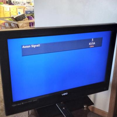 32" VIZIO FLATSCREEN WITH REMOTE
