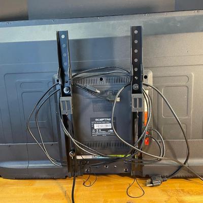 Lot 83. Sceptre 39" TV LED 1080P