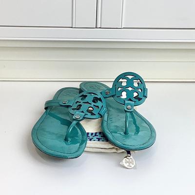 8682 One Pair of Gently Worn TORY BURCH Scandals 8.5