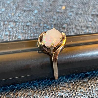 LOT 367:  10K GOLD RING