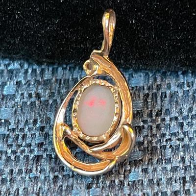 LOT 371:  14K PENDANT WITH OPAL