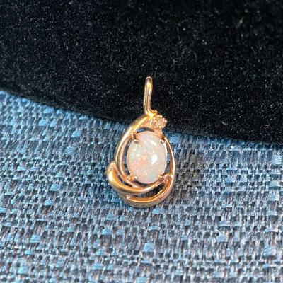 LOT 371:  14K PENDANT WITH OPAL