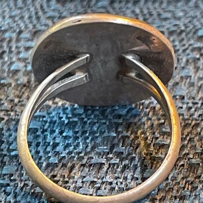 LOT 385: SILVER TONE RING  (NO MARKINGS)