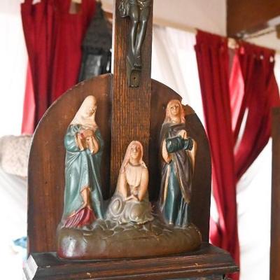 WOOD CRUCIFIX WITH FIGURINES AND ART GLASS
