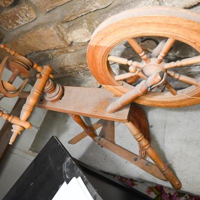 WOODEN SPINNING WHEEL