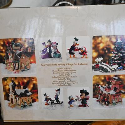 WALT DISNEY COLLECTIBLE POORCELAIN VILLAGE SET - NEW IN BOX