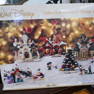WALT DISNEY COLLECTIBLE POORCELAIN VILLAGE SET - NEW IN BOX