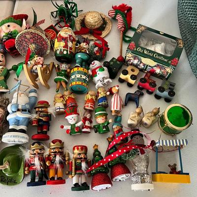 8636 Lot of Small Christmas Ornaments & Figures