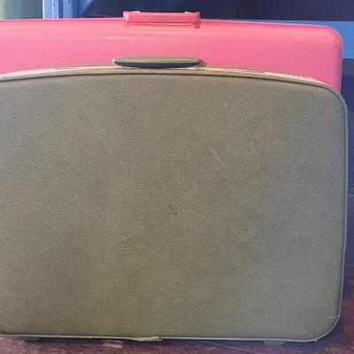 10: Vintage Green & Pink Hardcase Luggage