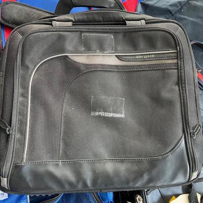 8762 Lot of Assorted Travel Bags