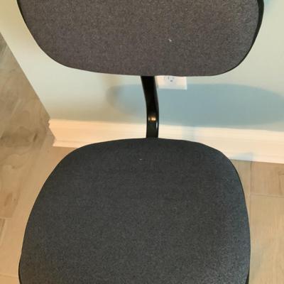 Rolling office chair adjustable height 29â€H 21â€diameter