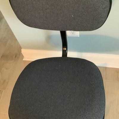 Rolling office chair adjustable height 29â€H 21â€diameter