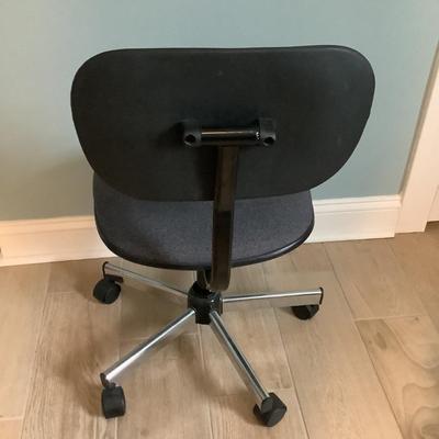 Rolling office chair adjustable height 29â€H 21â€diameter