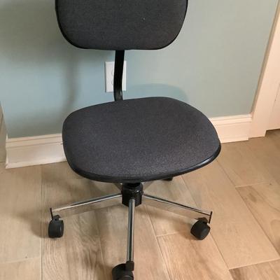 Rolling office chair adjustable height 29â€H 21â€diameter