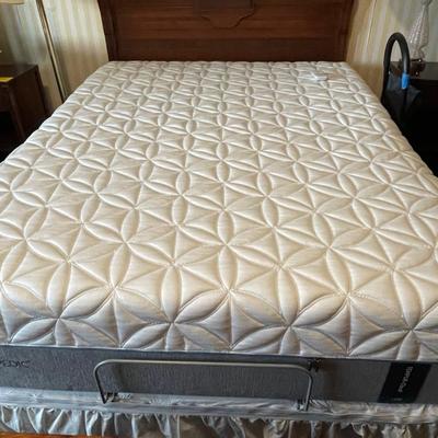 Tempur Cloud Luxe adjustable Queen Bed - Like New