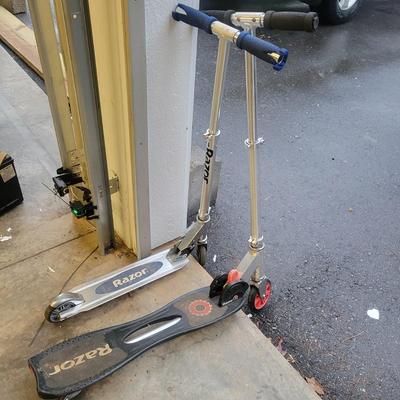 Pair of Razor Scooters (G-DW)
