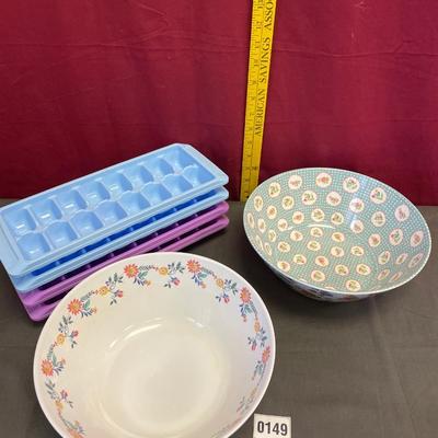 Ice cube trays and plastic bowls