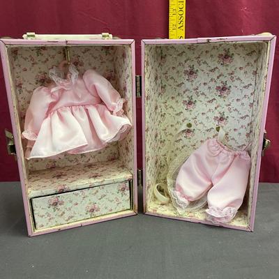 Doll cabinet