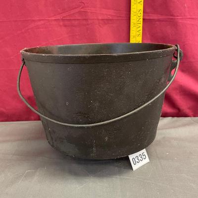 Cast iron pot