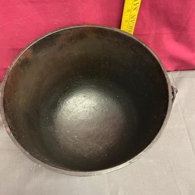 Cast iron pot